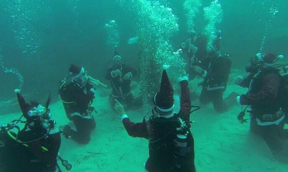 Κύπρος: Γιόρτασαν τα Χριστούγεννα στην θάλασσα δύτες και αντάλλαξαν δώρα